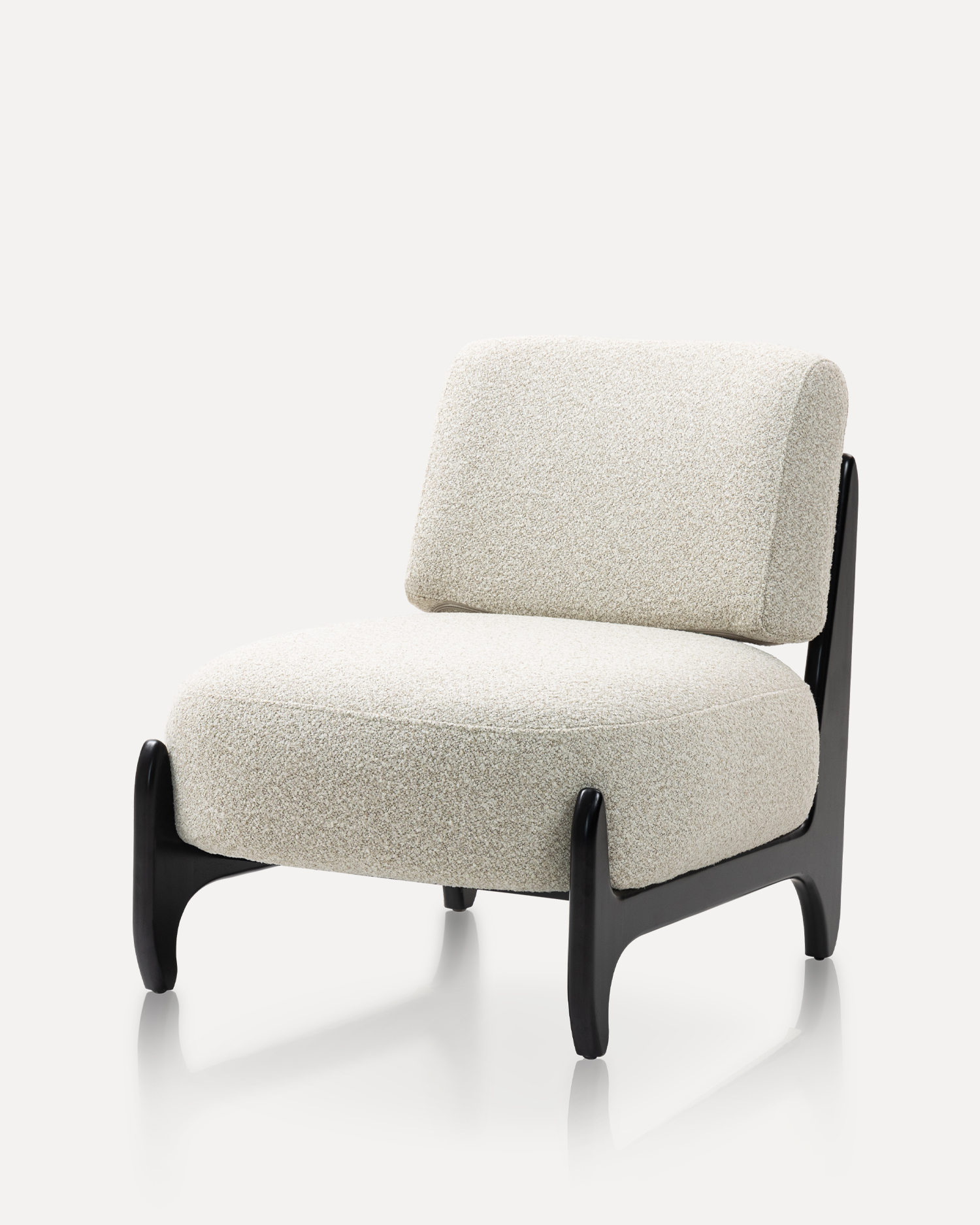 Silla acogedora de madera acolchada